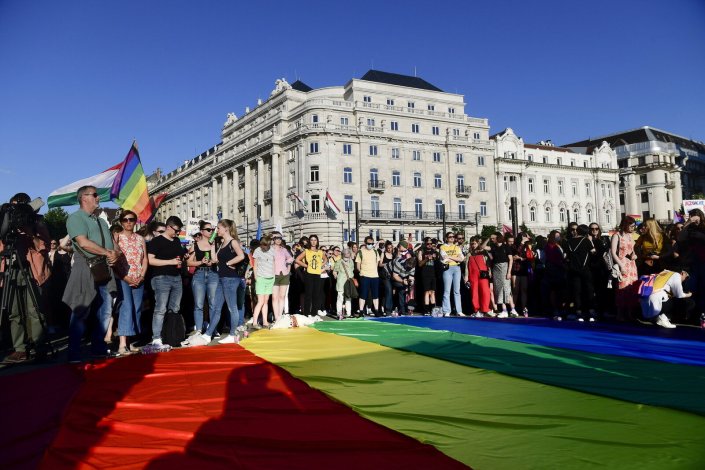Protestos contra a alteração legislativa que implica um retrocesso nos direitos das pessoas LGBT, Budapeste, 14 de Junho de 2021