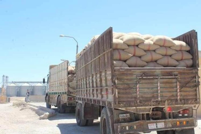Camião norte-americano carregado com trigo sírio roubado, revelaram fontes locais em al-Yarubiya&nbsp;