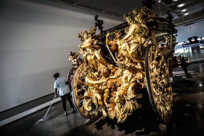 Trabalhadora limpa o espaço antes da reabertura do Museu dos Coches, em Lisboa, a 20 de Maio de 2017