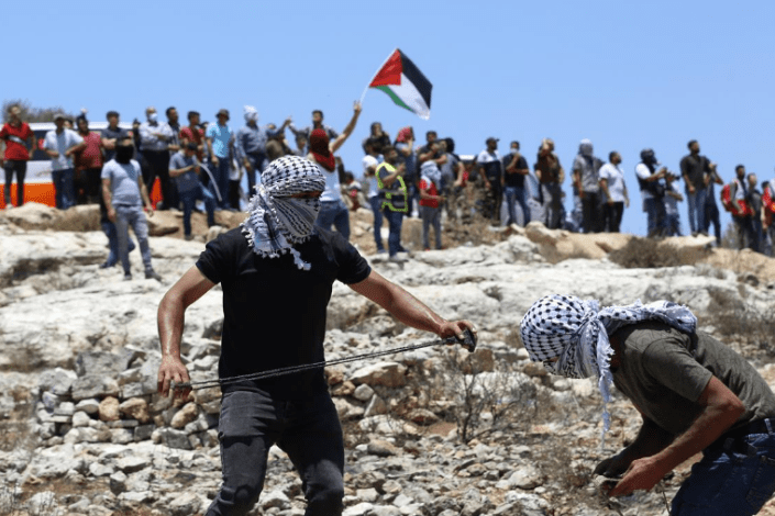 Palestinianos durante os protestos em Beita contra a ocupação israelita, 25 de Junho de 2021