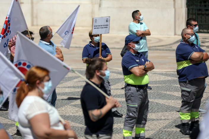 Trabalhadores da EMEL concentraram-se em frente à Camara Municipal de Lisboa, a 30 de Junho de 2021, para rejeitar o encerramento unilateral das negociações salariais por parte da administração da empresa, e por aumentos dignos