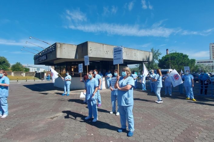 Trabalhadoras dos serviços de limpeza hospitalar, subcontratado pelo SUCH à empresa Talenter, concentraram-se em frente ao portão do Hospital Universitário de Coimbra, a 2 de Julho de 2021, contra a retirada pela empresa de parte do subsídio de refeição