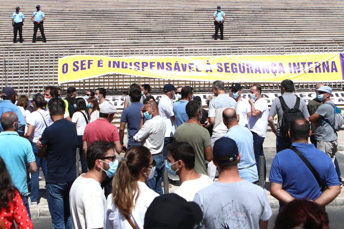 Em dia de greve nacional com elevada adesão, inspectores do SEF manifestaram-se frente ao Parlamento, a 9 de Julho de 2021, contra a extinção deste serviço e a distribuição das suas funções policiais pela PSP, GNR e PJ. Uma situação duvidosa quanto aos ganhos para a segurança interna, conhecidas as dificuldades das forças e serviços de segurança para garantir a multiplicidade de funções de que são incumbidas