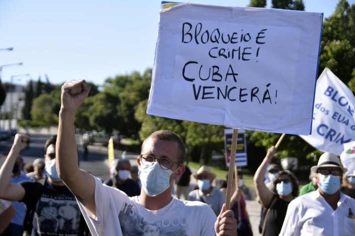 Várias organizações promoveram um acto de solidariedade com Cuba e pelo fim ao criminoso bloqueio dos EUA a este país, em frente à embaixada cubana em Lisboa, a 15 de Julho de 2021