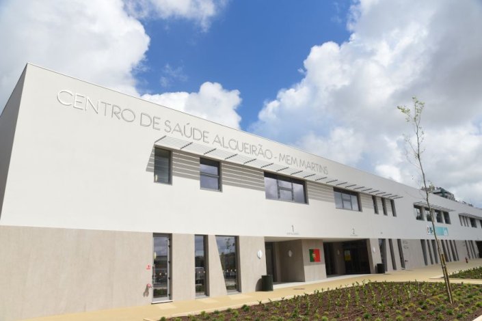 O Centro de Saúde de Algueirão-Mem Martins, inaugurado a 25 de Abril de 2021, é o maior de Portugal, muito embora não tenha as condições humanas para funcionar na sua plenitude 