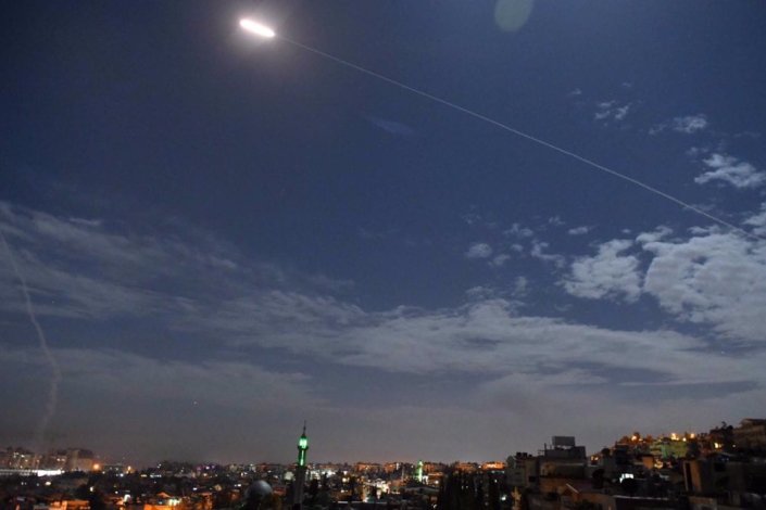 A defesa anti-aérea síria responde a um ataque israelita (imagem de arquivo)