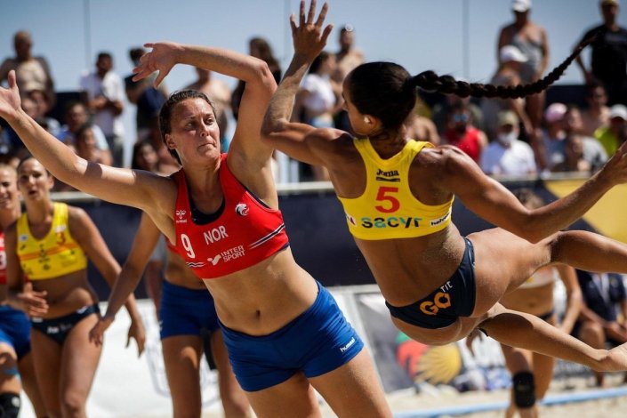 Momento do jogo Espanha-Noruega, decisivo para a atribuição da medalha de bronze no Campeonato Europeu Feminino de Andebol de Praia, em Varna, Bulgária, a 18 de Julho de 2021. As jogadoras norueguesas foram multadas por se apresentarem de calções em vez de biquíni<br /> 
