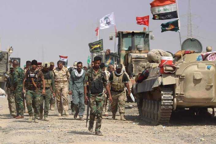 Coluna militar das Unidades de Mobilização Popular iraquianas (Hashd al-Shaabi, em árabe), que têm combatido o Daesh, tanto no Iraque como na Síria, ao lado do Exército Árabe Sírio
