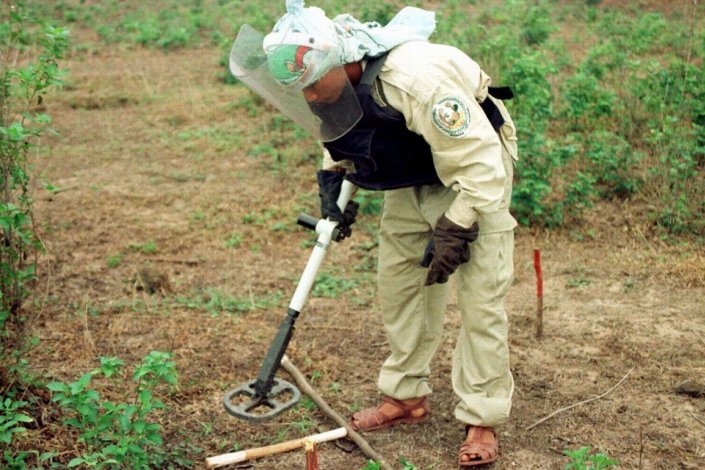 Membro de equipa de desminagem em acção na região central do Vietname (imagem de arquivo)