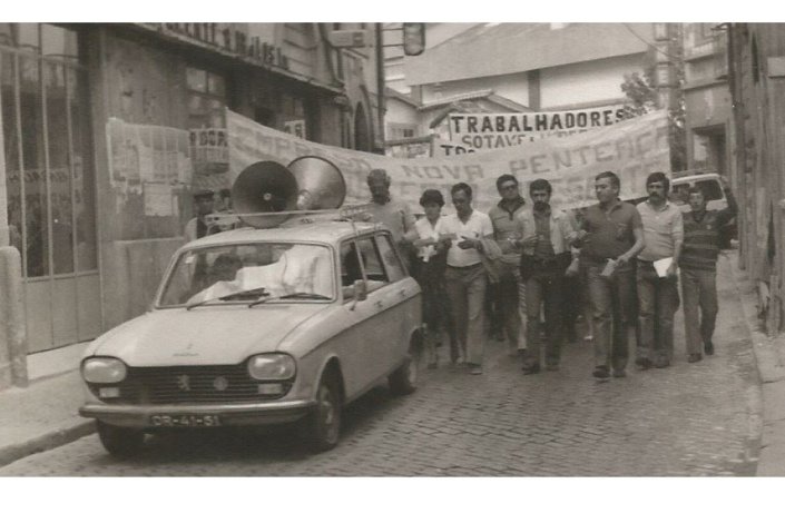 Trabalhadores desfilam na Covilhã, durante a greve dos lanifícios de 1981