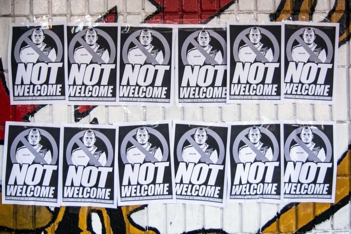 Cartazes dos adeptos do Rayo Vallecano contra a contratação pelo clube madrileno do jogador ucraniano Roman Zozulya, denunciado como pró-nazi 