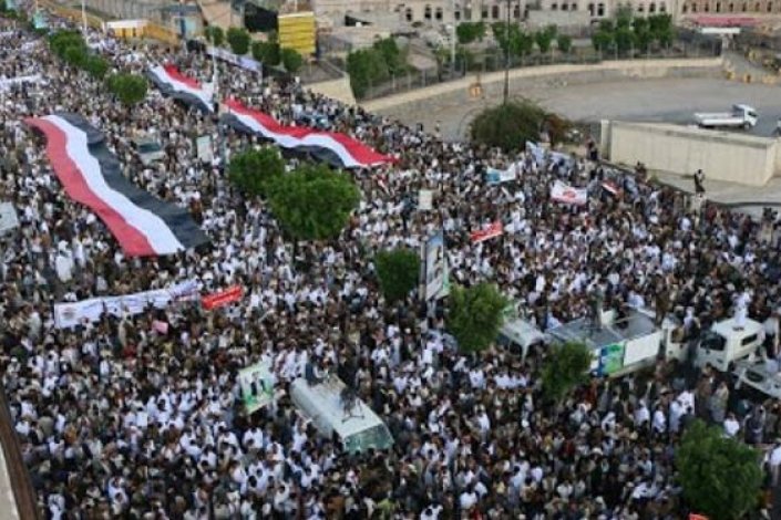 Uma multidão manifestou-se em Saná contra o «bloqueio asifixiante» imposto ao país pela Arábia Saudita e os EUA