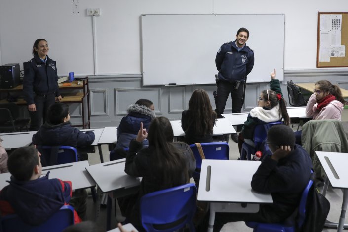 Agentes da Escola Segura falam a alunos da escola Casa Pia de Lisboa durante uma acção de prevenção dentro de uma sala de aula, 22 de Janeiro de 2020 