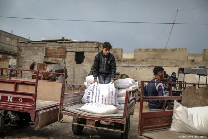Segundo fontes oficiais, 67% dos jovens palestinianos na Faixa de Gaza estão desempregados, situação pela qual é responsável o bloqueio imposto ao território por Israel / Um rapaz carrega ajuda distribuída pela UNRWA no campo de refugiados de al-Shati, na Cidade de Gaza (imagem de arquivo)