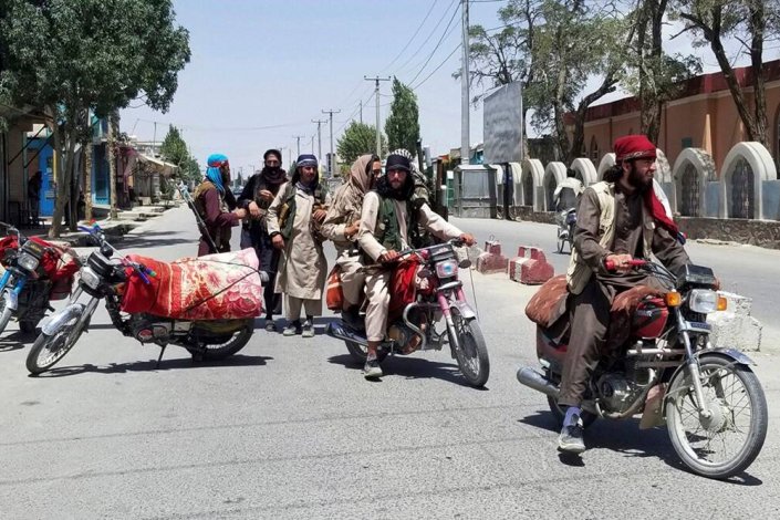 Des combattants talibans se promènent dans Kandahar, la deuxième plus grande ville afghane, sans résistance dans les rues 