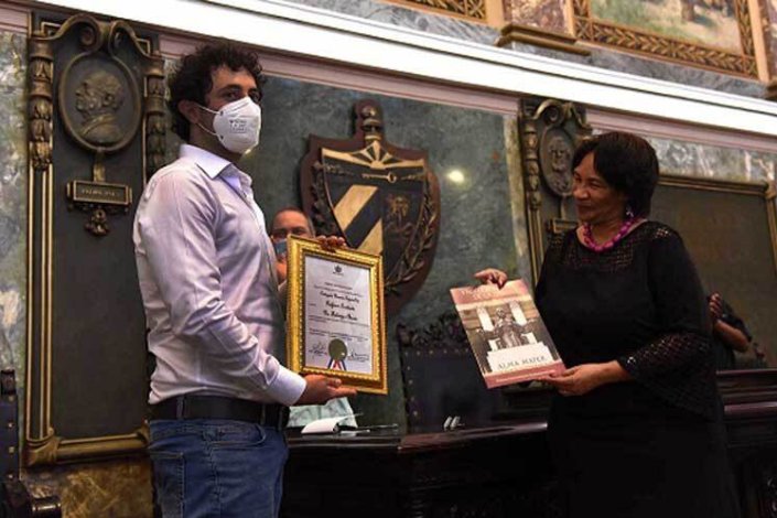 O cientista italiano Fabrizio Chiodo e a reitora da Universidade de Havana, Miriam Nicado