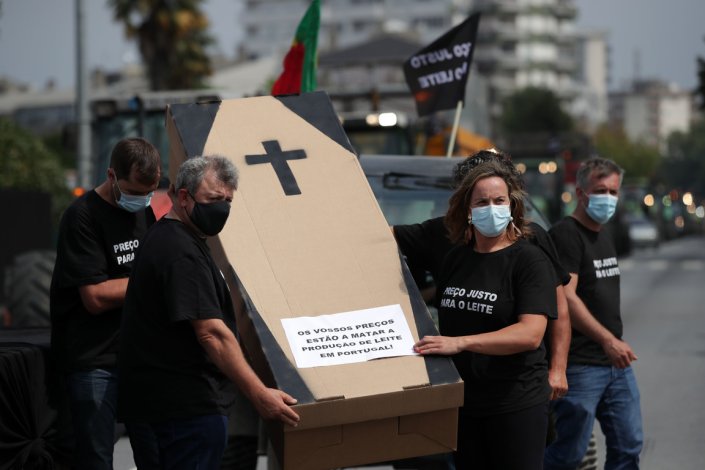 Produtores de leite carregam um caixão simbólico, durante um protesto organizado pela Associação dos Produtores de Leite de Portugal (APROLEP) contra os baixos preços pagos aos produtores pelas grandes superfícies, que se mantêm inalterados há 20 anos. Trofa, 25 de Agosto 2021