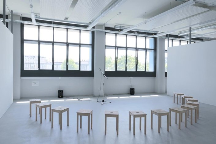 Conferência/performance «Depois da Revolução» de Ana Cerdeirinha (<em>Les Projets de Diplôme</em>, HEAD Genève - Haute école d’art et de design, Suíça). XXII Bienal de Artes Plásticas da Festa do <em>Avante!</em>