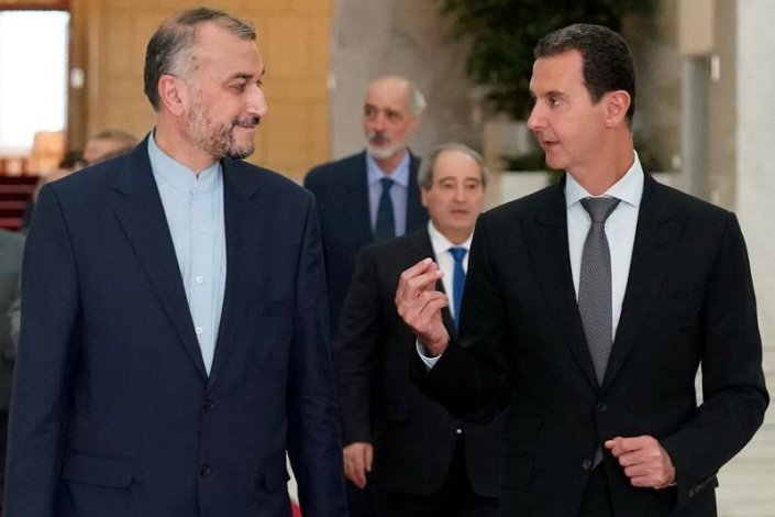 Bashar al-Assad (direita) e Amir-Abdollahian discutiram o reforço das relações económicas entre Irão e Síria, para travar os efeitos das sanções e da crise energética que o país árabe sente