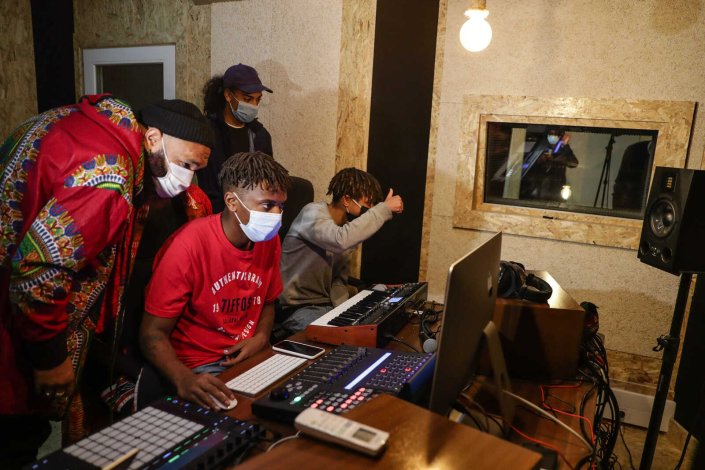 Jovens do bairro da Bela Vista e o rapper Chullage gravam uma música no estúdio de som e vídeo gerido pela Khapaz – Associação Cultural de Jovens Afrodescendentes e pela Câmara Municipal de Setúbal, 24 de Outubro de 2020