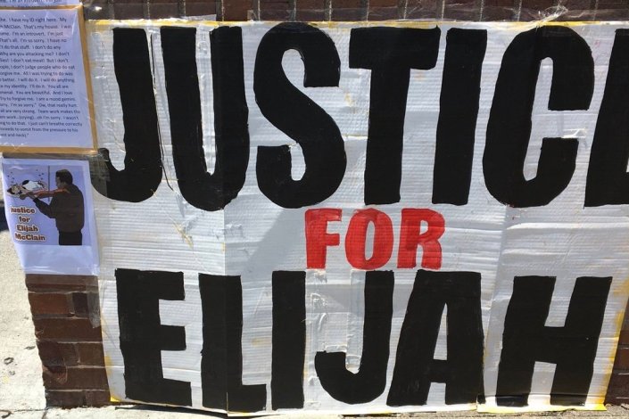 Cartaz a exigir justiça para Elijah McClain