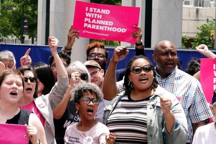 Manifestação em Memphis, Tennessee, contra a proibição da Interrupção Voluntária da Gravidez. A <em>Planned Parenthood</em>, parentalidade apoiada, é uma organização sem fins lucrativos que oferece cuidados de saúde reprodutivos