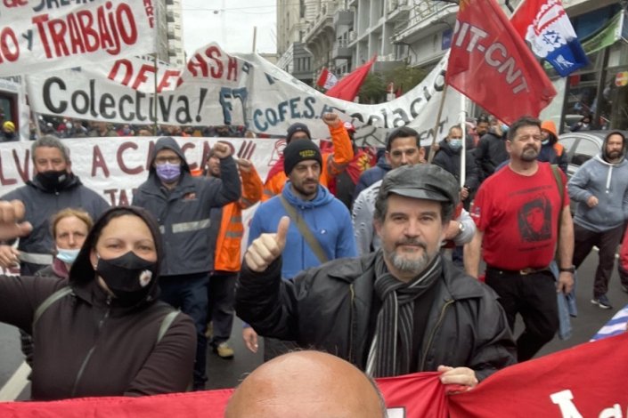 A manifestação desta terça-feira inclui-se nas acções que antecedem a greve geral convocada pelo PIT-CNT para 15 de Setembro