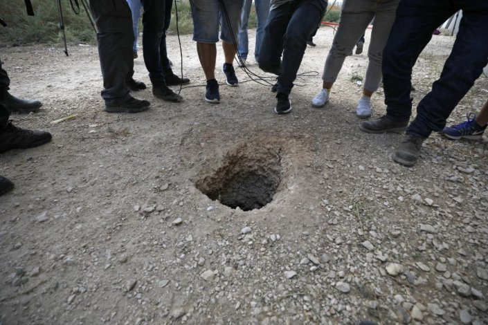 Forças israelitas e jornalistas à volta do buraco usado por seis prisioneiros palestinianos para escapar da cadeia de Gilboa, depois de terem escavado um túnel, no Norte dos territórios ocupados em 1948, actual Estado de Israel