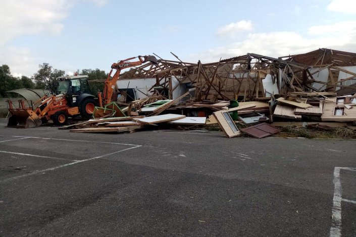 Os dois pavilhões pré-fabricados, instalações provisórias da Escola Básica Mário de Sá Carneiros, Camarate, Loures, são demolidos, dando início ao processo de reconstrução da escola 