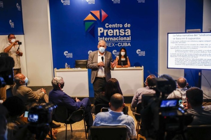 Mitchel Valdés-Sosa no decorrer da conferência de imprensa, em Havana, para desmontar o sustento científico da tese da «síndrome misteriosa» de Havana