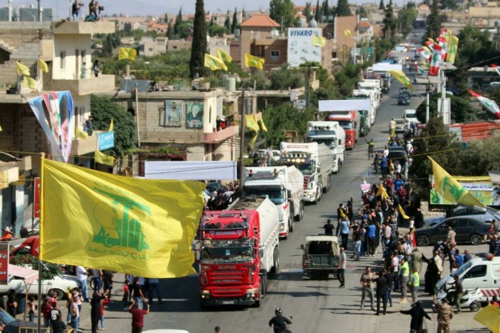 Libanese festejam em al-Ain a chegada da caravana com combustível iraniano proveniente da Síria, no dia 16 de Setembro de  2021