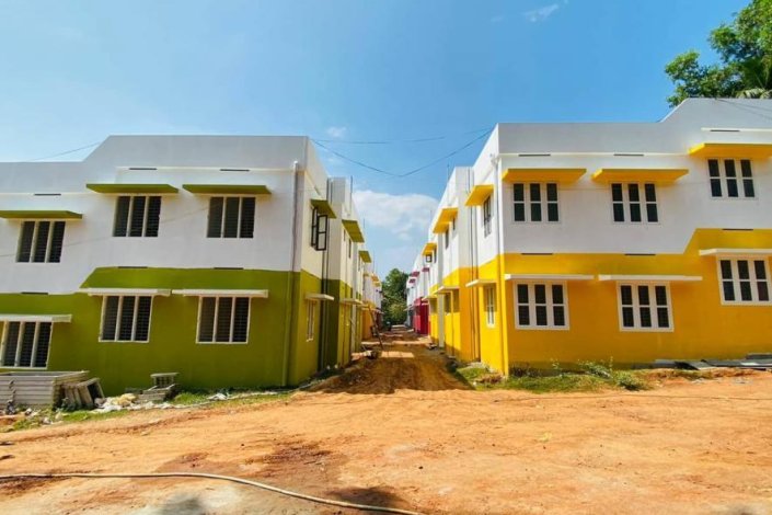 No âmbito do programa dos 100 dias, o governo de Kerala construiu mais de 12 mil casas