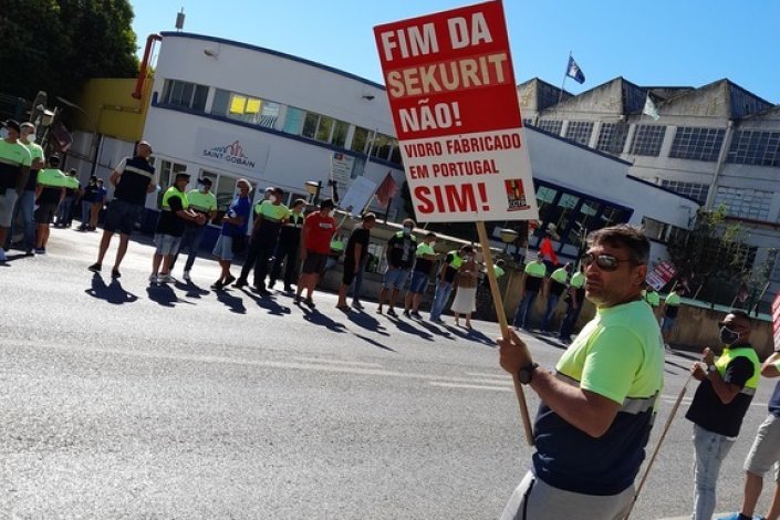 Trabalhadores da Saint-Gobain Sekurit mantêm-se em luta, à porta da empresa, contra o despedimento de 200 trabalhadores e o encerramento da única fábrica de vidro automóvel existente no nosso país, um verdadeiro crime social e económico. Santa Iria da Azóia, 22 de Setembro de 2021