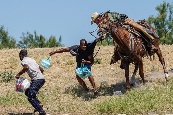 Agentes da patrulha fronteiriça no Texas a lidarem com migrantes haitianos