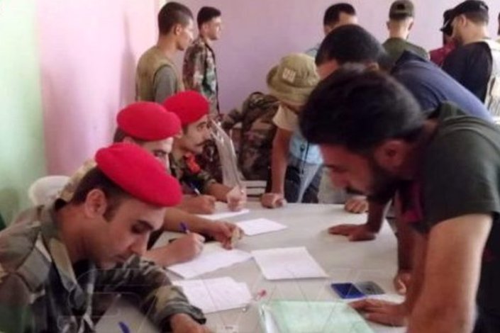 A implementação do acordo no Sul da Síria, no que respeita à entrega das armas e à regulamentação do estatuto jurídico de militantes, pessoas procuradas pela Justiça e desertores, avançou esta quinta-feira em Dael, 15 km a norte da cidade de Daraa, na província homónima