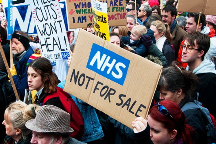 Protesto contra a privatização do NHS no Reino Unido