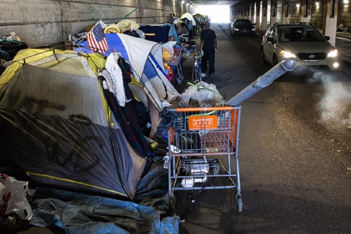 A «crise dos opióides» nas ruas de Filadélfia; de acordo com as autoridades sanitárias, registaram-se 227 mortes diárias por overdose nos Estados Unidos durante a pandemia
