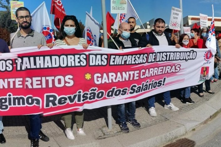 Dirigentes e delegados sindicais das empresas de distribuição, em luta pela revisão do Contrato Colectivo de Trabalho (CCT), protestaram contra o bloqueamento patronal dessa revisão, que tem 10 anos e afecta mais de 120 mil trabalhadores, junto à sede da SONAE Distribuição, na Maia, a 1 de Outubro de 2021