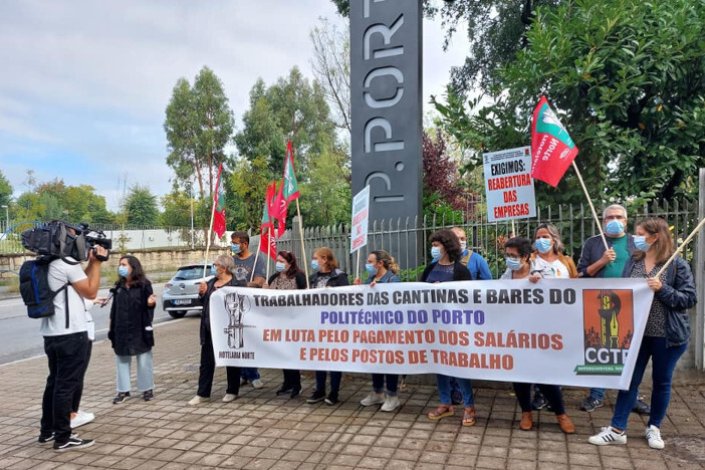 Trabalhadores das cantinas e bares do Instituto Politécnico do Porto exigem a reintegração e apoios da Segurança Social depois de vários meses sem receber salários 