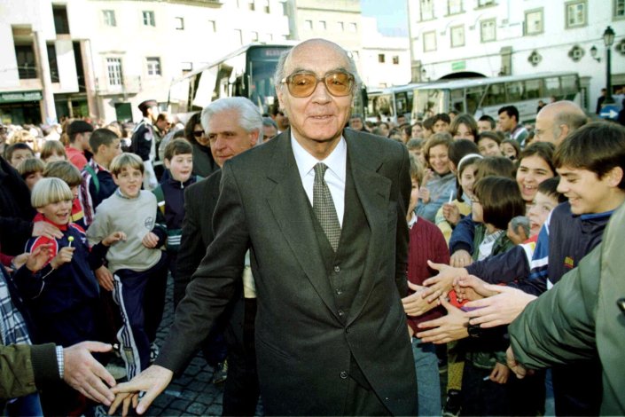 Neste dia, em 1998, a Academia Sueca anunciava que o Prémio Nobel da Literatura seria atribuído a José Saramago, até agora o único português a receber esta distinção. A reflexão sobre a sua obra, as desigualdades, o conceito de democracia e a actuação das «instituições» europeias foram alguns dos muitos temas sobre os quais manifestou a sua opinião. «A missão do escritor, se existe alguma, é não se calar», admitiu.