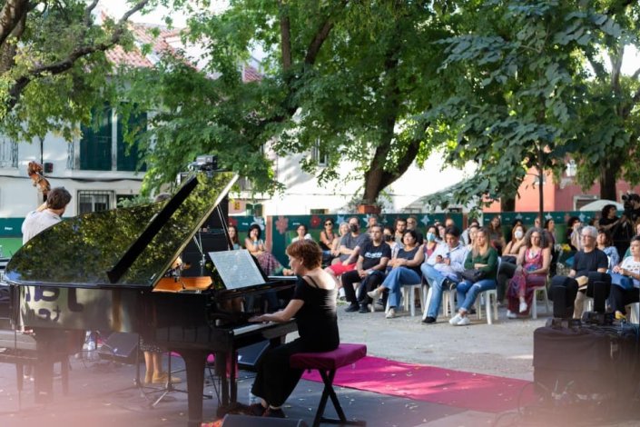 Concerto da pianista Paula Sousa, com Beatriz Nunes e André Rosinha, no&nbsp;Largo de Santa Marinha, em Lisboa, no âmbito do festival «O Jazz tem Voz!»&nbsp;