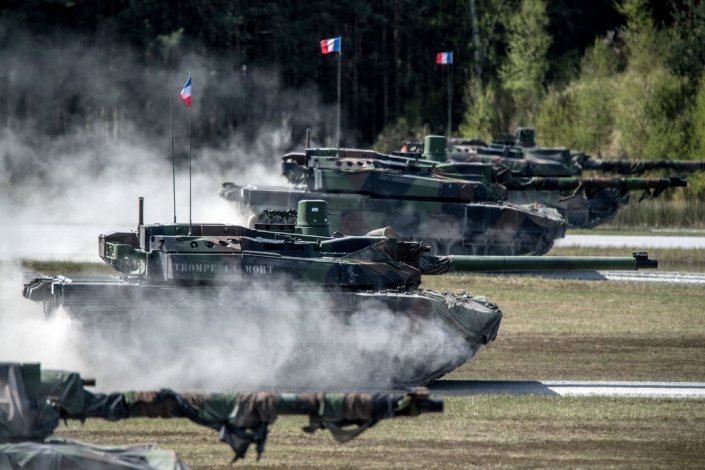 Tanques de guerra Leclerc durante o exercício militar Strong Europe Tank Challenge, em Grafenwoehr, Alemanha