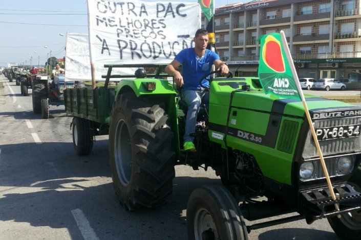 Uma marcha lenta de tractores percorreu mais de 20 km, entre Ovar e Estarreja, em 23 de Agosto de 2016. Foto de arquivo.