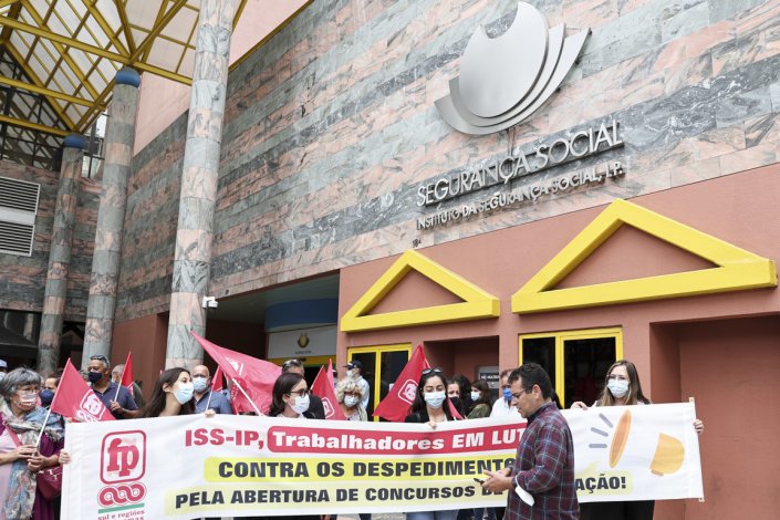 Trabalhadores do Instituto de Segurança Social concentraram-se à porta da instituição para exigir um contrato de trabalho e a integração no quadro de pessoal de trabalhadores de empresas de trabalho temporário com funções permanentes. Lisboa, 21 de Outubro de 2021