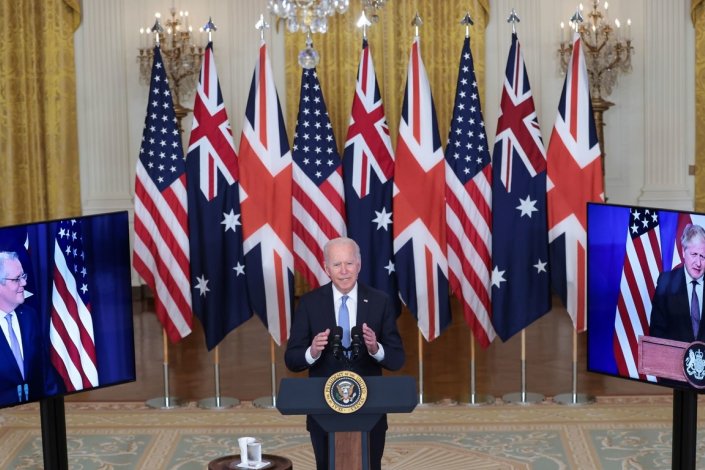 Reunião virtual do presidente dos EUA, Joe Biden (C) com o primeiro-ministro da Austrália, Scott Morrison (E) e o primeiro-ministro do Reino Unido, Boris Johnson (D), em 15 de Setembro de 2021, para estabelecer o AUKUS, pacto militar entre os três países