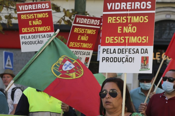 Trabalhadores da Saint-Gobain Sekurit Portugal manifestaram-se pelo direito ao trabalho e pela continuação da actividade da fábrica através de um projecto inovador de transformação de vidro com painéis solares, para automóveis eléctricos e híbridos. Lisboa, 22 de Outubro de 2021