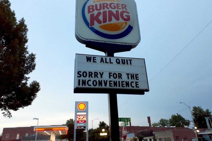 Letreiro de um restaurante da cadeia de fast-food, <em>Burger King</em>, é alterado pelos trabalhadores, que se despediram, em conjunto, em protesto contra os baixos salários praticados pela empresa, que tem lucros anuais de cerca de 1.5 mil milhões de dólares: «Desculpem a inconveniência, despedimo-nos todos»