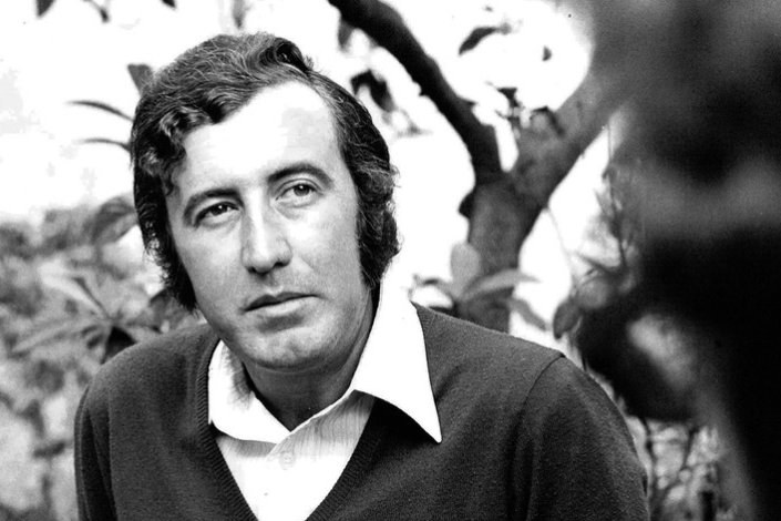 Assinala-se hoje, 16 de Outubro de 2022, o 40.º aniversário da morte de Adriano Correia de Oliveira (1942-1982). Cantor e resistente antifascista, a vida e obra de Adriano Correia de Oliveira afirmaram-no como uma das vozes indispensáveis na oposição ao fascismo e na construção do Portugal livre e democrático.