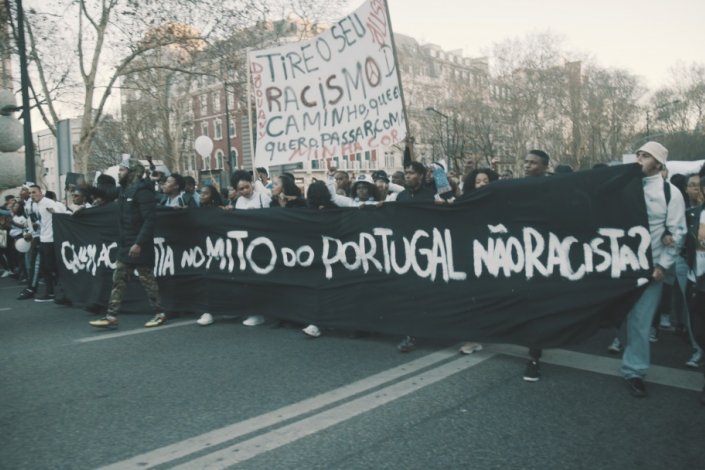 Imagens de manifestação anti-racista no documentário «Alcindo».