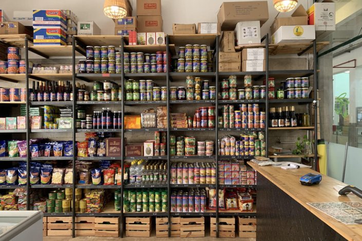 Interior da mercearia luso-palestiniana Zaytouna, que está desde 2018 no Mercado de Arroios, em Lisboa
